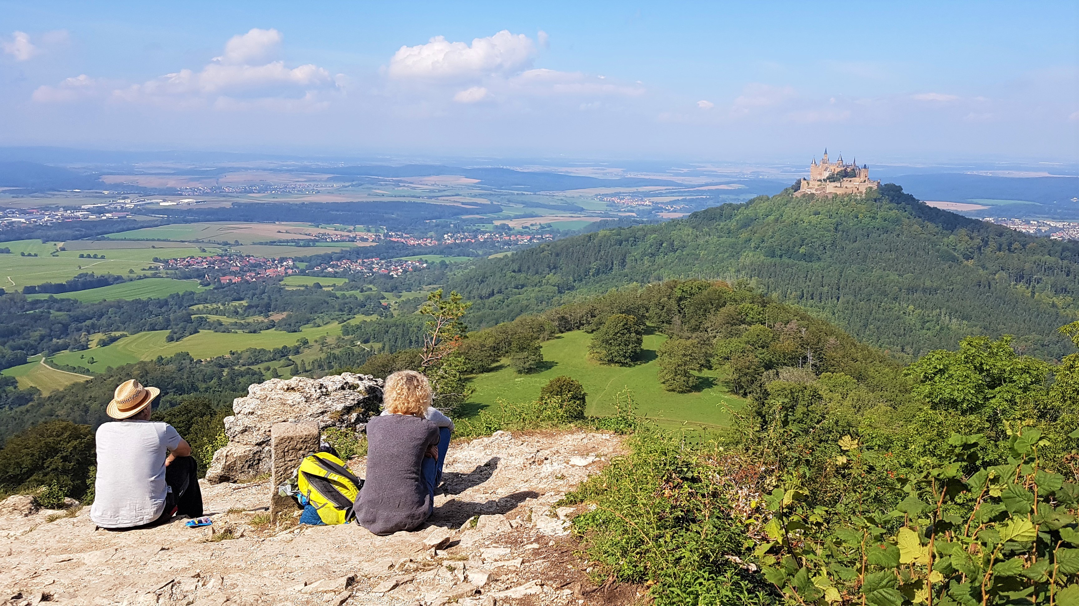 Wandern auf dem Albsteig mit Blick zur Burg Hohenzollern