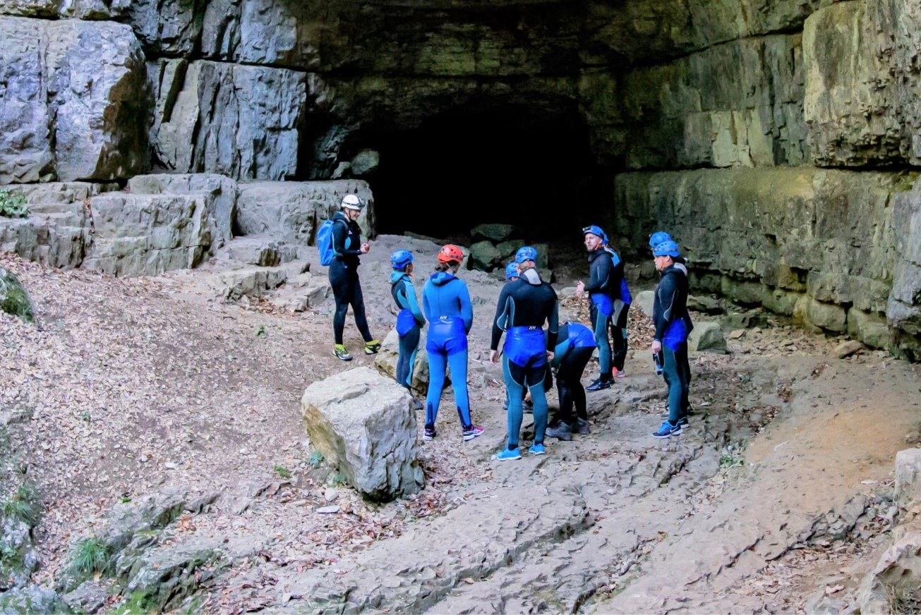 Höhlentour im Eingangsportal zur Falkensteiner Höhle
